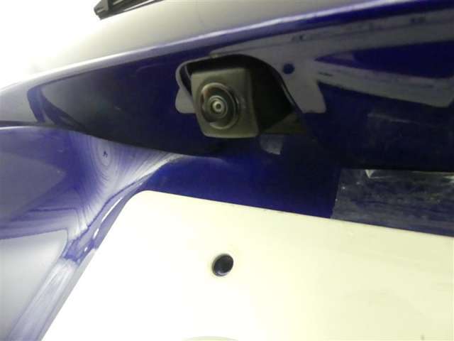 バックカメラが付いているので後方確認が非常にしやすいです。今や運転初心者も熟練者も必須装備！ついていて損はないですね♪