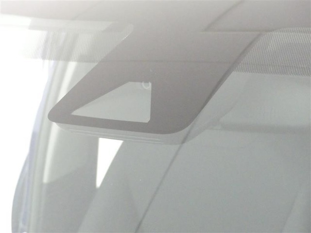 サポカーSとは、衝突被害軽減ブレーキに加えて、高齢者に多いと言われている踏み間違い事故防止をサポートする機能です。詳しくは販売店スタッフまでおたずねください。