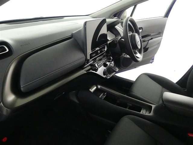 収納も便利で使いやすい。小物や大切な物をやさしく収納。カップホルダーの位置も使いやすいです♪