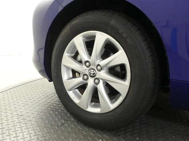 スポーティな印象を与える純正ホイールです。どこまでも走っていきたくなるようなデザインですね♪