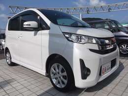 インテリアは、開放的で、柔らかな形状のトリムに包まれ、インストルメントパネルは、上質なピアノブラック調のセンターパネルを配しています☆