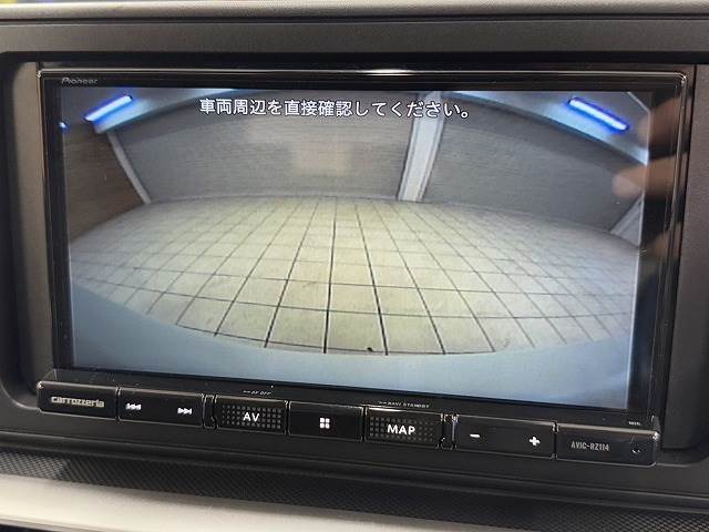 【カラーバックモニター】を装備しております。リアの映像がカラーで映し出されますので日々の駐車も安心安全です。