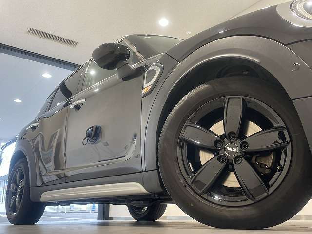 サービスにはドイツ本国と同様に教育と訓練を受け、MINIを知り尽くした「マイスター」が数多く在籍しております。360度による納車前点検整備で、お客様に安心と安全をお届けいたします。