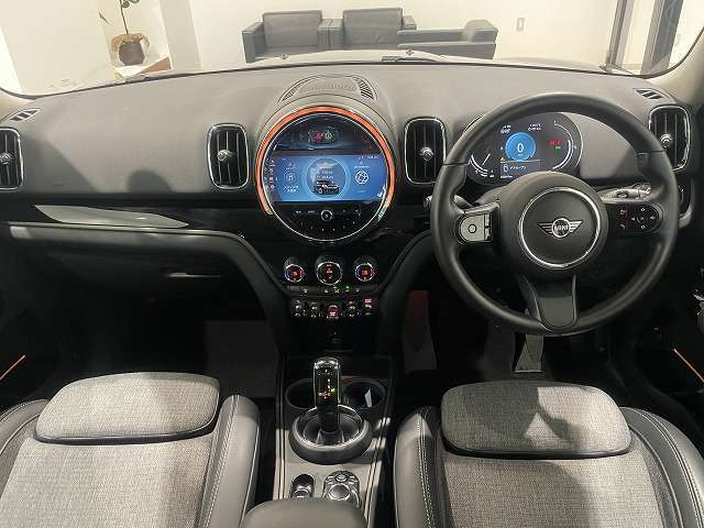 時を経ても深い魅力を放ち続けるMINI。より快適にお乗り頂くために、3つのサポートプログラムをご用意しております。※認定中古車保証は登録日より最長4年間まで延長が可能です。