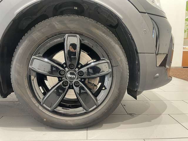 サービスにはドイツ本国と同様に教育と訓練を受け、MINIを知り尽くした「マイスター」が数多く在籍しております。360度による納車前点検整備で、お客様に安心と安全をお届けいたします。