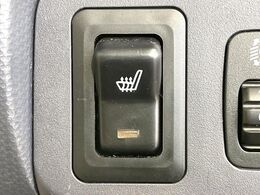 【シートヒーター】寒い日に重宝するシートヒーター！エアコンより早く温まってくれるので寒がりの人も安心ですね♪エアコンの温風は乾燥するから苦手、という方にもをおすすめです。