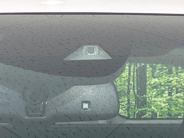 【ホンダセンシング】走行中に前方の車両等を認識し、衝突しそうな時は警報とブレーキで衝突回避と被害軽減をアシスト。より安全にドライブをお楽しみいただけます。