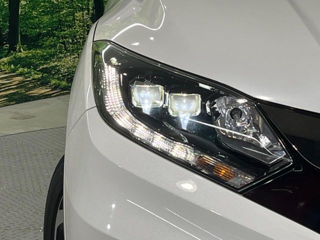 【LEDヘッドライト】悪天候や夜間走行時も良好な視界を確保し安心して運転できる高輝度LEDヘッドライトを装備！点灯速度が早く、消費電力も抑えられています。