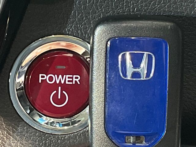 【Hondaスマートキー】カバンやポケットに入れたままでもドアの施錠・解錠が可能なスマートキーを装備。エンジンのオン・オフ時もカギを取り出す必要が無いからとっても便利です♪