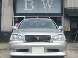 当店は全国販売です。走行も少なく新車保証書及び記録簿も完備しており法定車検整備などで保証内容もしっかりしています。遠方ののお客様にも安心して当店でお買求め頂けると思います。