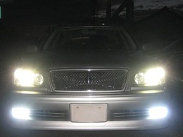 HIDヘッドライト＆LEDフォグを全点灯しました。非常に明るくナイトドライブのお手伝いをします。