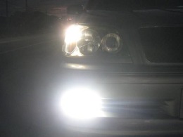 高光度LEDポジションランプ＆LEDフォグランプの点灯写真です。COOLな煌めくホワイト光でナイトドライブを楽しめます。