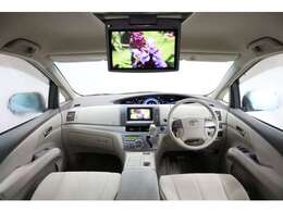 大変キレイな内装です。嫌いな臭いもありません。内装もベージュにこだわった仕様になっていて素晴らしいですね！ファミリー層に人気のミニバンですので使い勝手もよく車内もゆとりある広さです。