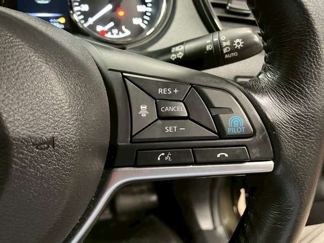 【レーダークルーズコントロール】ミリ波レーダーが車間距離を測って設定車速内で車速に比例した車間距離を保ちながら追従走行する装置で近づきすぎたときは自動でブレーキし、離れすぎたときには自動増速もする。