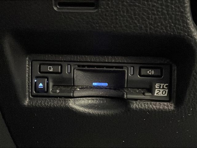 【ETC】有料道路を利用する際に料金所で停止することなく通過できる、ETC車載器（ノンストップ自動料金収受システム機器）が装備されています。セットアップを行うことで利用可能になります。