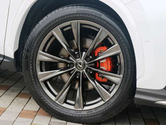 ランフラットタイヤを標準で装備のFスポーツ専用ホイール(ブラック塗装)☆彡メーカーオプションのオレンジブレーキキャリパーも搭載☆彡