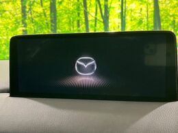 【10.25インチマツダコネクト】車内の雰囲気にマッチした大型ディスプレイ。スマホ接続でのナビ使用やBluetooth再生等、様々な機能が楽しめます。直感的なダイヤル操作が可能で、使い勝手も良好です。