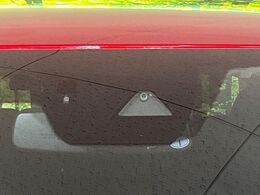 【i-ACTIVESENSE】走行中に前方の車両等を認識し、衝突しそうな時は警報とブレーキで衝突回避と被害軽減をアシスト。より安全にドライブをお楽しみいただけます。