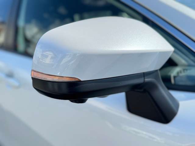 【ブラインドスポットモニター】ミラーに映らない死角に車両がいる場合、サイドミラーに設置されたマーカーが光って危険をお知らせします！他にも安全装置が多数装備されたおりますので、是非ご来店くださいませ！！