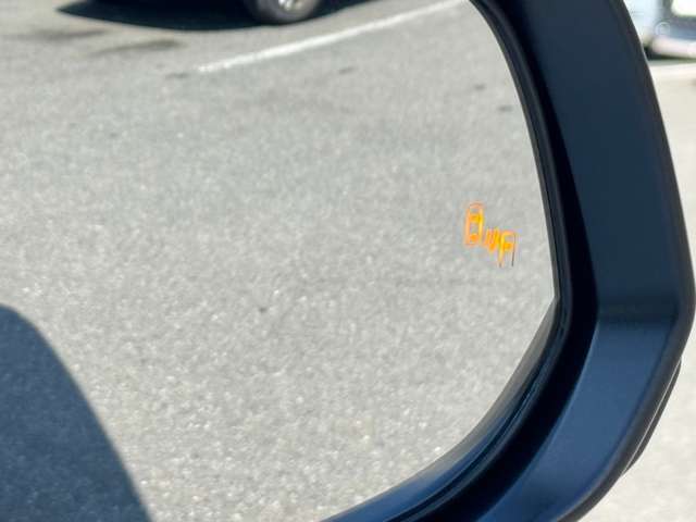 【ブラインドスポットモニター】ミラーに映らない死角に車両がいる場合、サイドミラーに設置されたマーカーが光って危険をお知らせします！他にも安全装置が多数装備されたおりますので、是非ご来店くださいませ！！