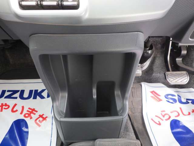 足元にはダストボックスにもなる小物入れも搭載！
