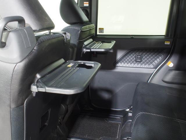 後席には折り畳み式のテーブルがあります。車内での軽食のときに便利ですね。