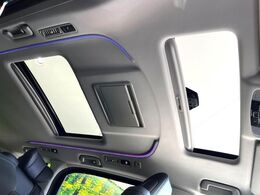 【サンルーフ】開放感たっぷりの希少装備、サンルーフが装着されています！車内に明かりを取り入れたり景色を楽しむ以外にも、車内の空気も簡単に換気できて快適です！
