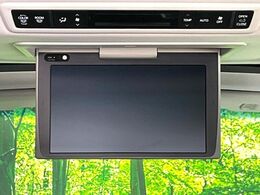 【フリップダウンモニター】大画面モニターで後席でもエンタメをお楽しみいただけます。小さなお子様にも大人気の装備です♪