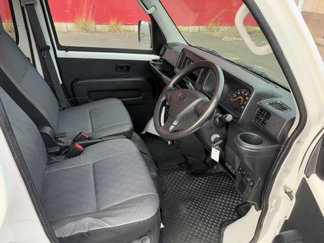 お客様の暮らしに必須なお車を提案し、その後のカーライフを支える。私達はお客様のお役に立ちたい、強い思いで日々仕事をさせて頂いています。おかげさまで12店舗となりました。これからも努力を続けていきます。