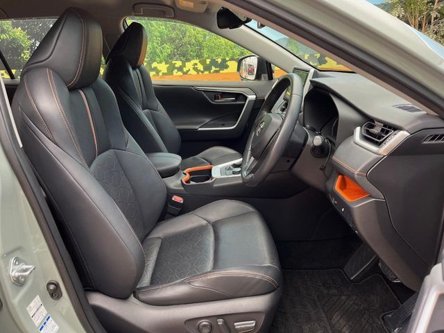 【合皮レザーシート】汚れのふき取りが容易でメンテナンスもが簡単な、機能性に優れる合成皮革を採用した上質なシートです。座り心地もよく、高級感あふれる心地良い車内空間を演出してくれます。