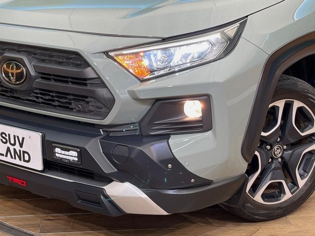 【LEDヘッドライト】悪天候や夜間走行時も良好な視界を確保し安心して運転できる高輝度LEDヘッドライトを装備！点灯速度が早く、消費電力も抑えられています。