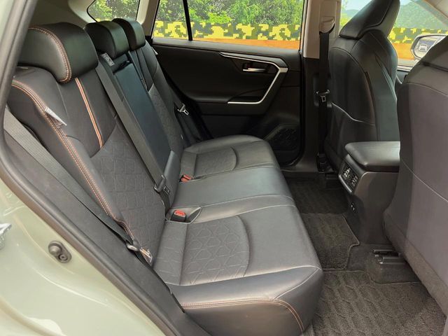 後部座席も気になるようなキズ・汚れやへたり等、大きなダメージはなく、良好な状態です。