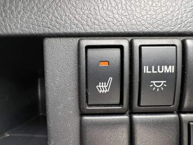 【シートヒーター】エアコンの温風で体を温めることとは異なり、車内の乾燥を防ぎつつ体もポカポカです。