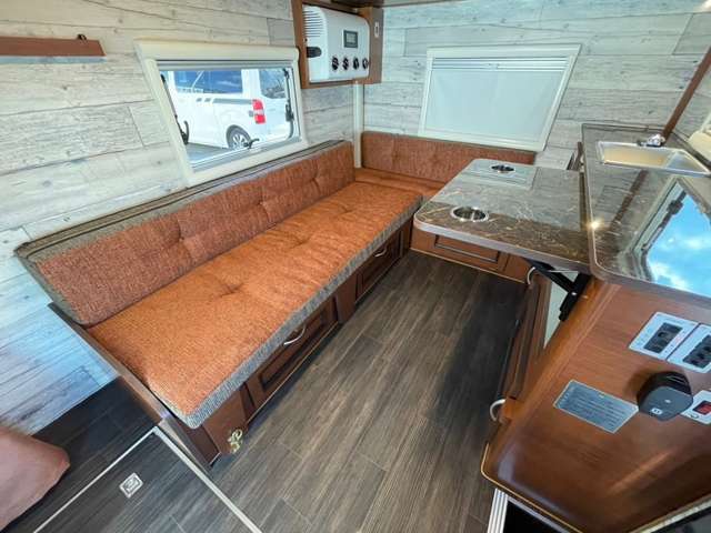 リチウム200Ahサブバッテリー　走行充電　外部充電　ソーラーパネル　給排水シンク　2000Wインバーター　ルーフベント　ボトロニック電圧計　LED照明　ポーチライト　サークルウインドウ