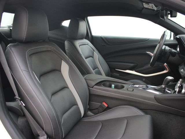 販売後のアフターフォローをさせていただくサービスセンターを併設しており、納車前の整備や法定点検、その他カスタムなど、幅広いブランドに対応をさせて頂きます。