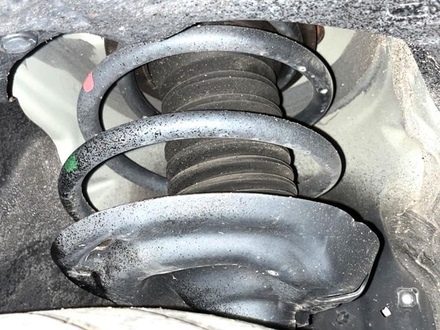 お車を安心してお乗りいただく為には、足回りの定期点検が欠かせません。サービスサポート（有償保証）では無料点検もご提供しており、安心のカーライフをお過ごしいただけるサポート体制が整っています。