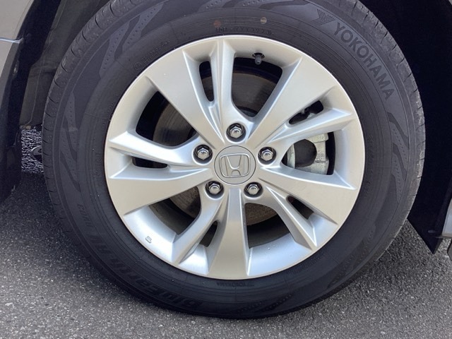 純正アルミホイールです。足元が引き立つので、車全体のイメージがアップしますよ！