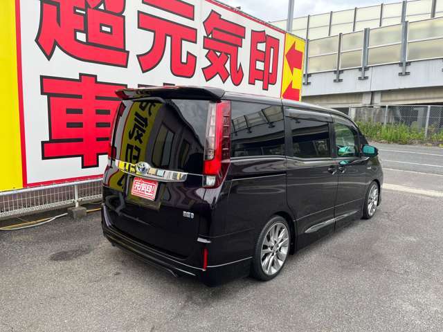 2001年 タウンエースノアの後継車として登場。FFになり、プラットフォームは新設計されました。