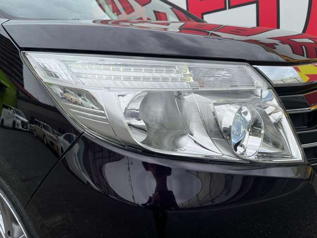 ヘッドライトは標準プロジェクター式LEDを装備。くもり・ひび割れも無く綺麗な状態です。