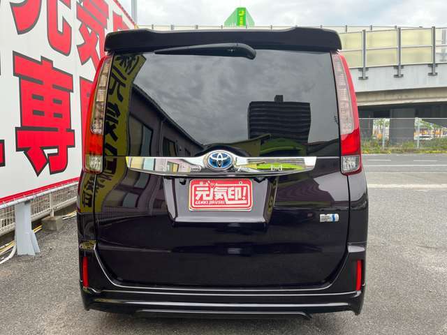 広い室内空間とステップがない乗り込みによる乗降性の向上を実現したほか、荷室フロアも60mm低くするとともにサードシートの収納構造も再構築されております。