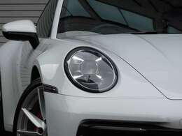 綺麗な外装色ホワイトに希少なカーボンルーフ、20/21インチカレラSホイール＆レッドペイントブレーキキャリパー、