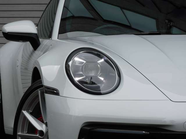 綺麗な外装色ホワイトに希少なカーボンルーフ、20/21インチカレラSホイール＆レッドペイントブレーキキャリパー、