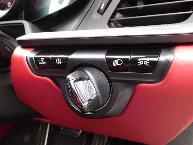 高解像度10.9インチタッチスクリーンを採用した