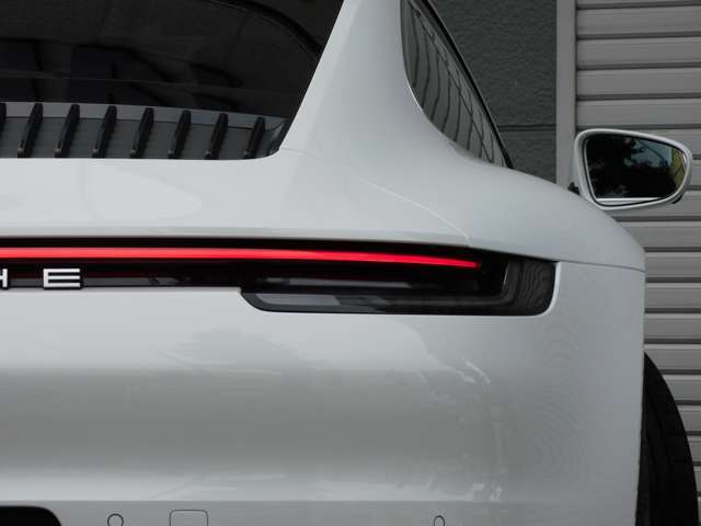 スポーツテールパイプ、マトリックスLEDヘッドライト(PDLSプラス付)が装備され