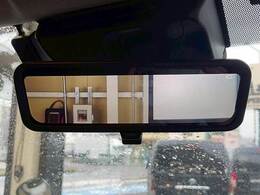 【インテリジェントルームミラー】搭載、乗員、ヘッドレスト、積載物などでさえぎられがちなルームミラーの後方視界をクリアに保ちます。