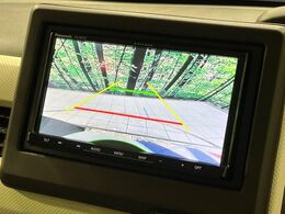 【バックカメラ】駐車時に後方がリアルタイム映像で確認できます。大型商業施設や立体駐車場での駐車時や、夜間のバック時に大活躍！運転スキルに関わらず、今や必須となった装備のひとつです！