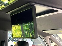 【フリップダウンモニター】大画面モニターで後席でもエンタメをお楽しみいただけます。小さなお子様にも大人気の装備です♪