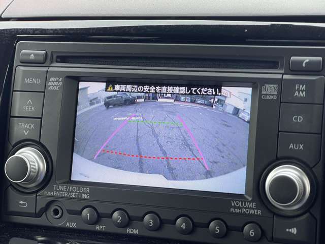 リバースギアと連動したバックモニターが装備されております。スムーズ且つ安全な駐車を手助けしてくれます。