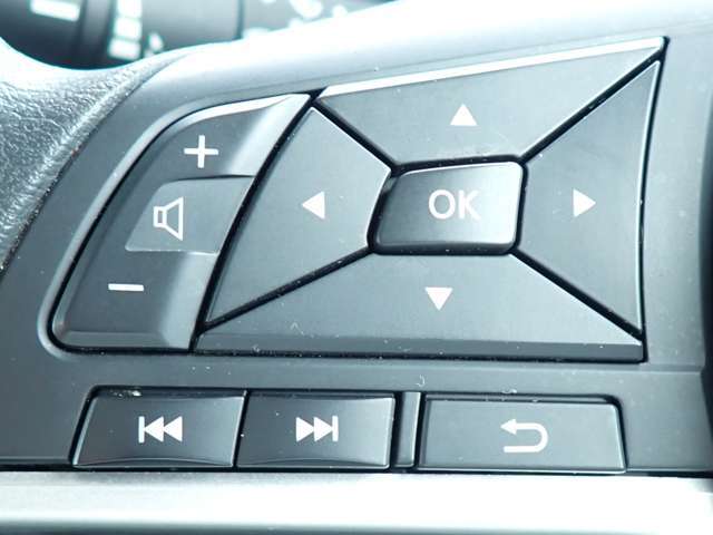 ステアリングスイッチが装備されておりステアリングから手を離す事無くオーディオ類の操作が可能ですので非常に便利です♪