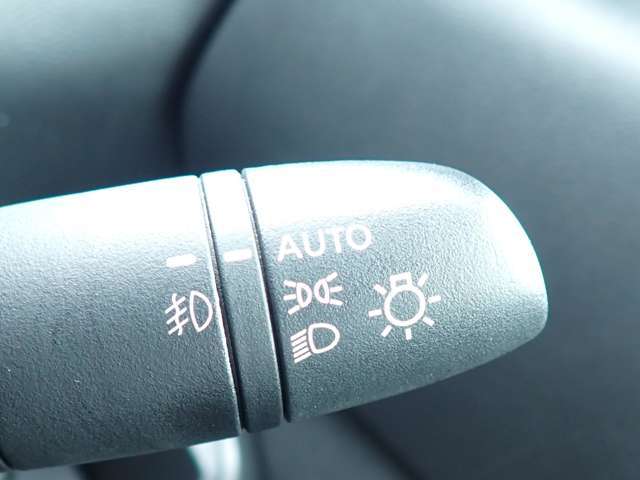 オートライト機能が装備されており暗い場所に入ると車両が検知しライトのON・OFFを自動的に切り替えてくれますので非常に便利な装備です♪
